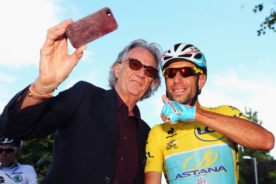 Lo stilista Paul Smith si fa un selfie con Vincenzo Nibali prima della partenza. Getty
